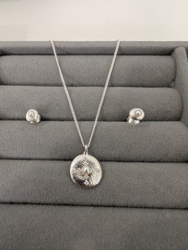 EARRINGS AND PENDANT set